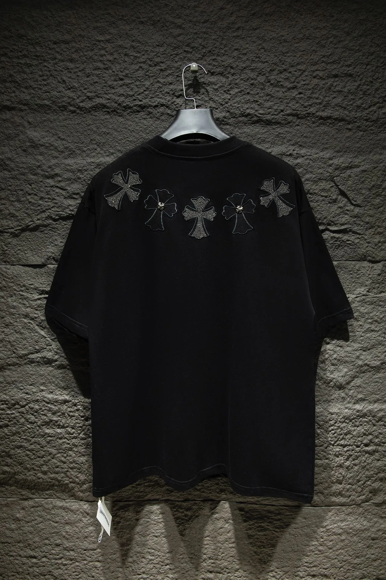 P180 🆕Chrome Hearts os version is really charming and Chrome Hearts is really a must-have. Each season's new version is made to the extreme. It is very practical and can be worn casually. Nice✔️ - ⚠️100% cotton. It is made of 32-count double yarn, 260-gram weight fabric and imported knitted carded cotton. It has moderate thickness, drape and contour, and the upper body is comfortable! ! It is very tolerant to fat body types and can instantly lose five pounds after wearing it!  Specially ordered multiple Austrian rhinestones, which have the bling bling effect of natural crystals under light. They have multi-faceted reflective points. The production cost is extremely high. The laser molding includes a computer engraving machine and a laser machine. The granules are accurate, and are finalized by high-temperature ironing. After ironing, you need to repeatedly test the firmness on the ironing pattern. It can show colorful reflections under the light. The collar webbing extends to the shoulder for reinforcement, and the stitching is reversed at the connection. The hem and cuffs are all made of 0.2mm gauge double-thread lathe. It is carefully produced at a high cost. The attitude of making goods with a magnifying glass restores the quality and effect of the product. The full set of customized accessories only presents every detail to customers. The letters are machine embroidered with imported materials after being adjusted according to the original details. The thickness is moderate. The hardware uses imported hardware accessories. Front panel # Back panel Simple elements # Artistically arranged English letters. Imported Tajima high-density heavy-duty embroidery technology. The font is three-dimensional and full. Handmade elements are added to the body, which greatly increases the interest of the clothing; unique visual effects. After special treatment, a unique effect is formed. An irregular hem is added to the version. This year's Kroxin is the main version. In the past two years, the oversize version has become the focus of the trend and has been a popular staple in the past two years. The change of designers has made this brand an instant hit. The progressive fashion of the times also needs the blood impact of fresh elements and trendy designs in order to continue its glory! It’s stylish both inside and outside, a must-have for high street travel! An absolute "eye-catching style" that can match couples 💏 Color: Black White Size: S M L XL